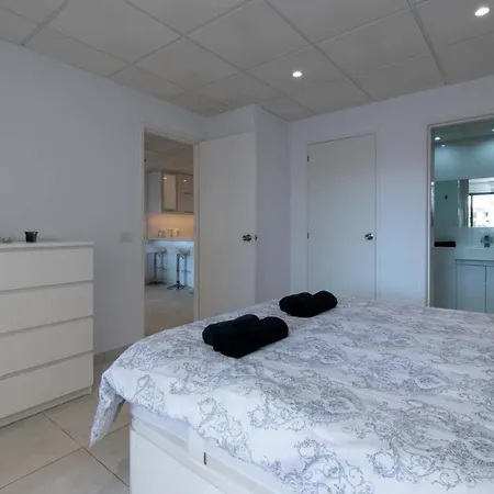 Lovely Two-bedroom With Two Bathrooms That Overlooks The Pool On This Popular 公寓