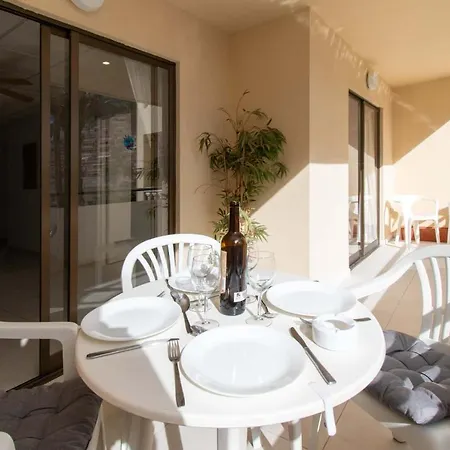 Lovely Two-bedroom With Two Bathrooms That Overlooks The Pool On This Popular 公寓 *