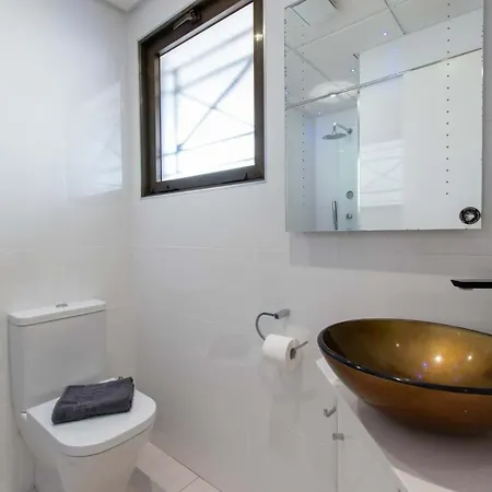 Lovely Two-bedroom With Two Bathrooms That Overlooks The Pool On This Popular 公寓