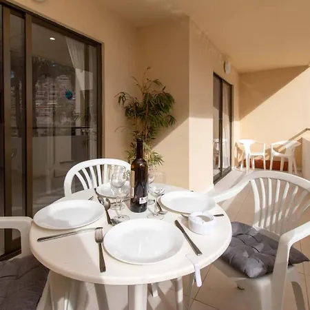 Apartmán Lovely Two-bedroom With Two Bathrooms That Overlooks The Pool On This Popular Los Cristianos (Tenerife)