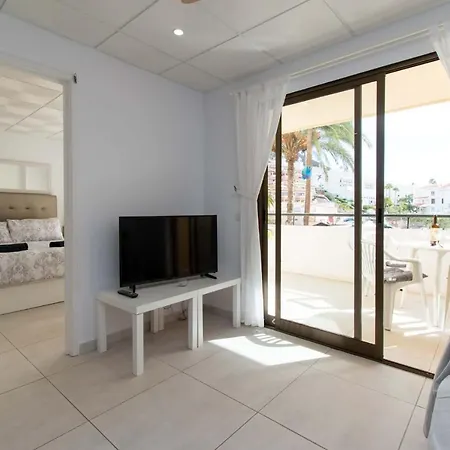 Apartmán Lovely Two-bedroom With Two Bathrooms That Overlooks The Pool On This Popular Los Cristianos (Tenerife)