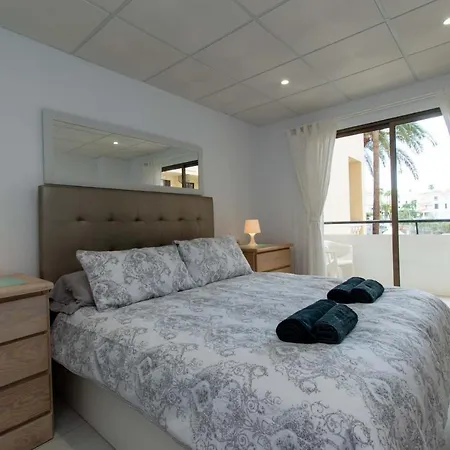 Lovely Two-bedroom With Two Bathrooms That Overlooks The Pool On This Popular Apartmán Los Cristianos (Tenerife)