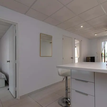 Apartmán Lovely Two-bedroom With Two Bathrooms That Overlooks The Pool On This Popular Los Cristianos (Tenerife)
