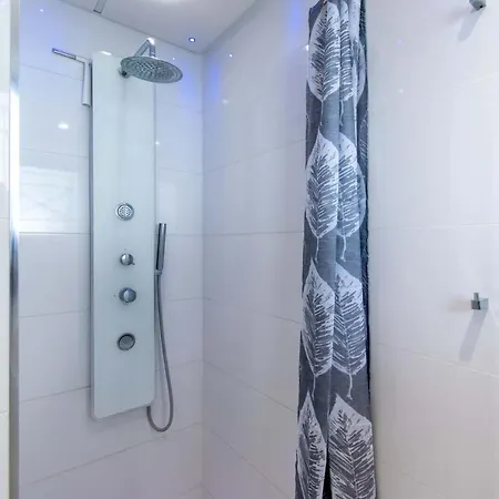 Apartmán Lovely Two-bedroom With Two Bathrooms That Overlooks The Pool On This Popular