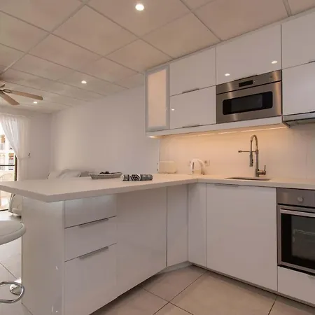 Lovely Two-bedroom With Two Bathrooms That Overlooks The Pool On This Popular アパート